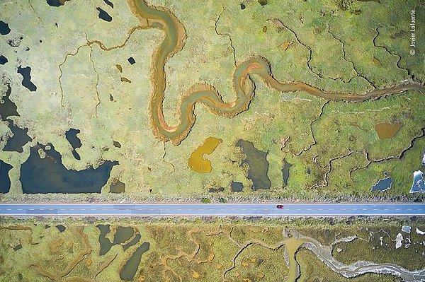 7. İspanyol fotoğrafçı Javier Lafuente, bir sulak arazinin kıvrımlarından geçen bir yolun keskin ve düz çizgisini gösteriyor.