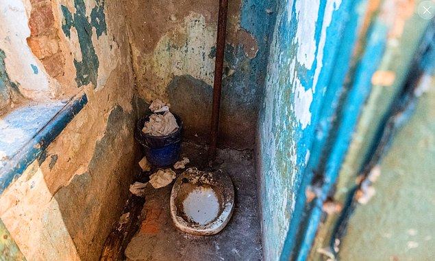 14. "Hayatımda gördüğüm en farklı iki tuvalete Rusya ve Japonya'da karşılaştım. Rusya'da halka açık tuvaletler yıllardır temizlenmemiş, kapısı bile olmayan türdendi."