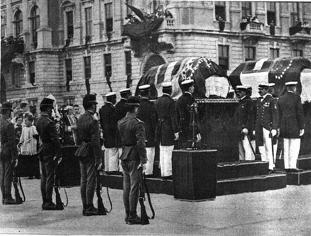 İlk kurşunu Ferdinand'ın boynuna, ikincisini kasığına isabet ettiren Princip, aslında Vali'yi de vurmak istediğini ancak başaramadığını söyleyecekti. Şoku atlatan şoför hızla harekete geçti ancak dük 11:20'de hayatını kaybetti.