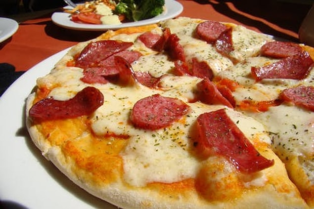 Ekmek Hamurundan Kavurmalı Pizza