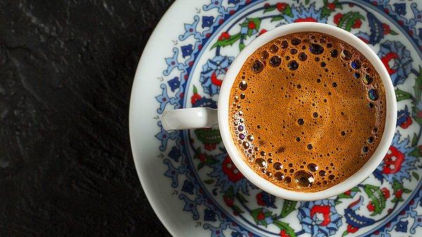 10. En köpüklü türk kahvesi misafire verilir.