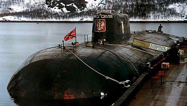 17. Rus üretimi Kursk nükleer denizaltısı , Norveç ile Rusya arasındaki Barents denizinde iki patlamanın ardından 118 mürettebatıyla dibe oturdu.