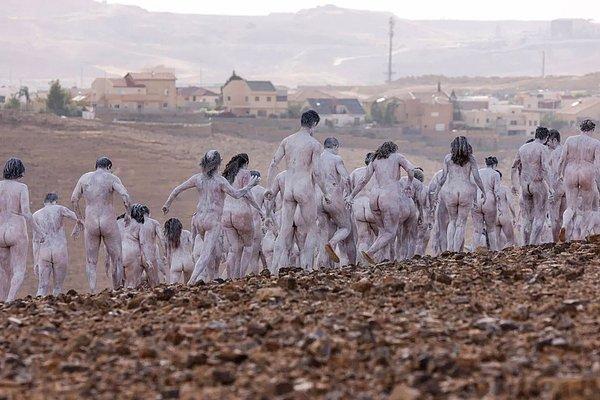 Projede beyaza boyanmış yüzlerce çıplak insan Lut Gölü'nün yanındaki kurak bölgeden göle kadar yürüdü.