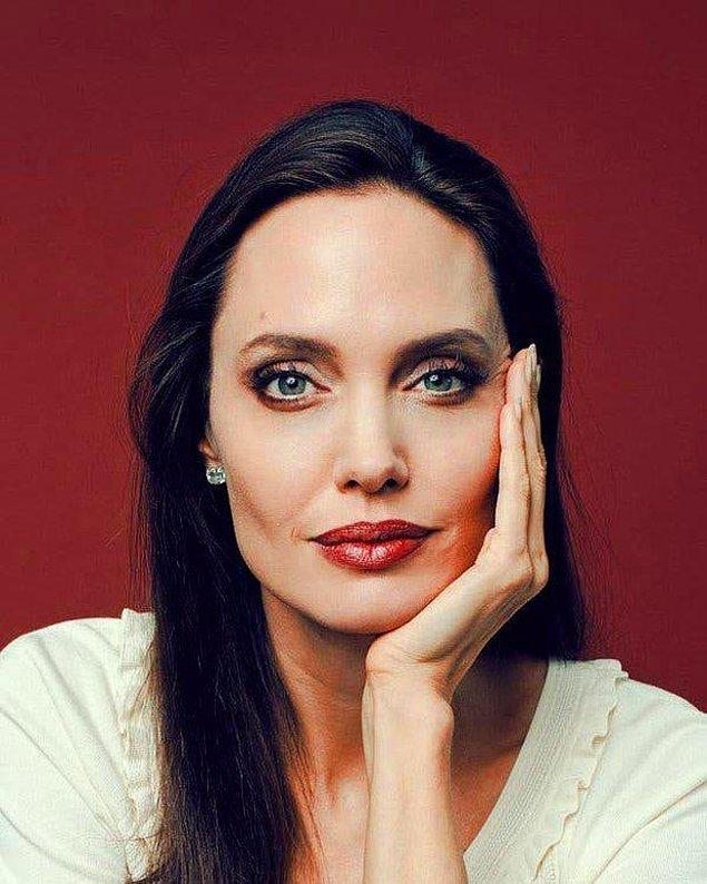46 yaşında olan, halen güzelliği ile herkesi büyüleyen Angelina Jolie'yi hepiniz bilirsiniz...