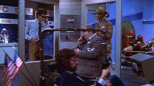 13. Gremlins (1984) filmindeki bilim kongresinde Steven Spielberg'i ekranlarda görüyoruz.
