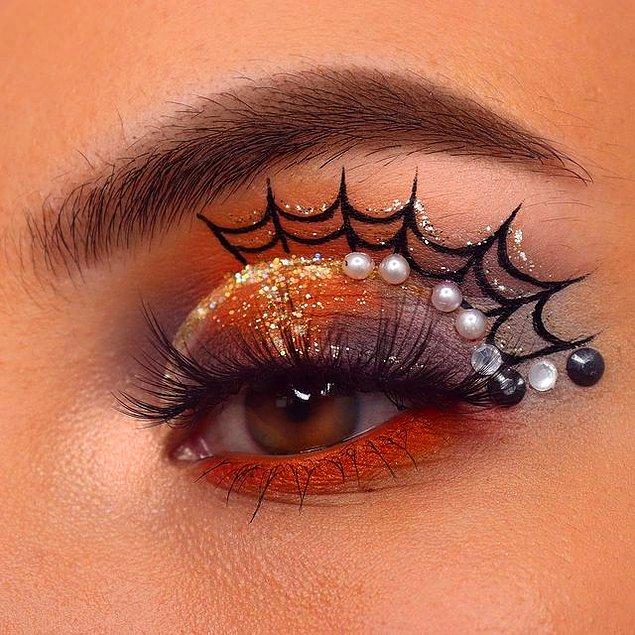 9. Göz makyajına Halloween ruhunu yansıtan bu görünüme bayıldık! 😍