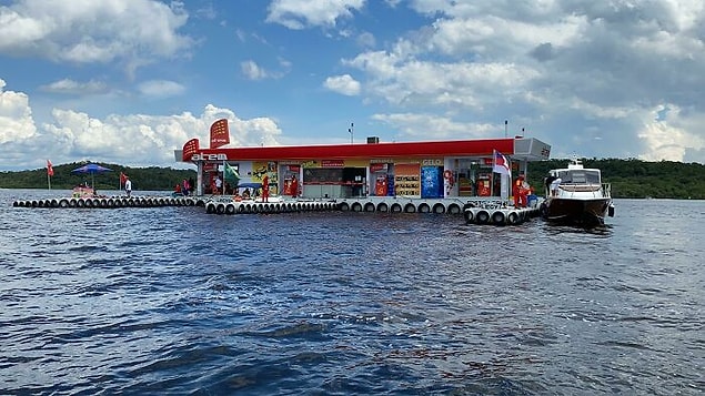 19. "Nehrin ortasındaki benzin istasyonu"