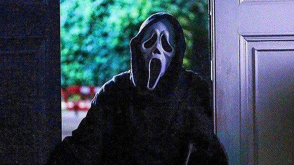 15. Scream'in doruk noktasında Sidney Prescott (Neve Campbell), Billy Loomis'i (Skeet Ulrich) bir şemsiyenin sivri ucuyla göğsünden iki kez bıçaklar. Ulrich'in gerçekten yaralanmamasını sağlamak için önlemler alınmış olsa da, tam olarak tedbirler başarılı olmadı.