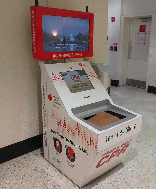 12. "Cleveland, Ohio'da havalimanında ücretsiz PCR testi yapabileceğiniz makineler bulunuyor.