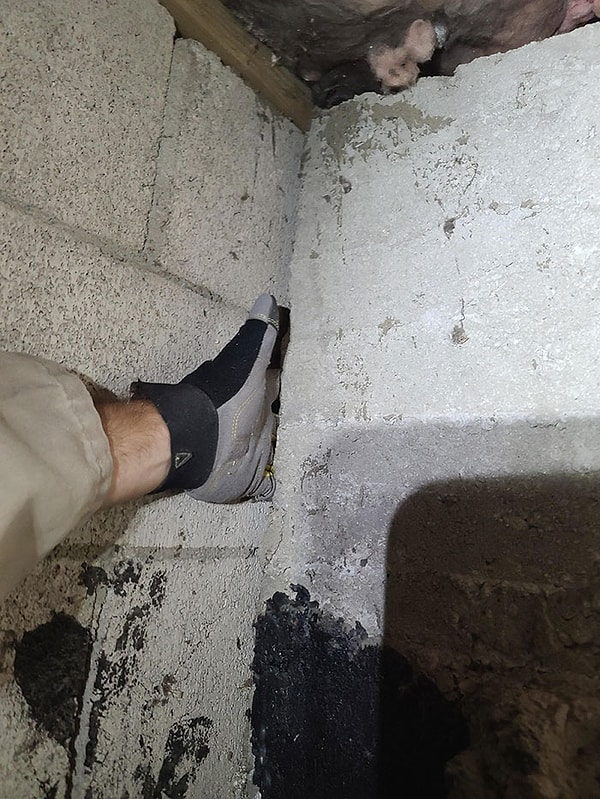 9. Здесь не должно быть зазора. Это точно не хорошо, когда вы видите, что стены ствола разделяются в углу.