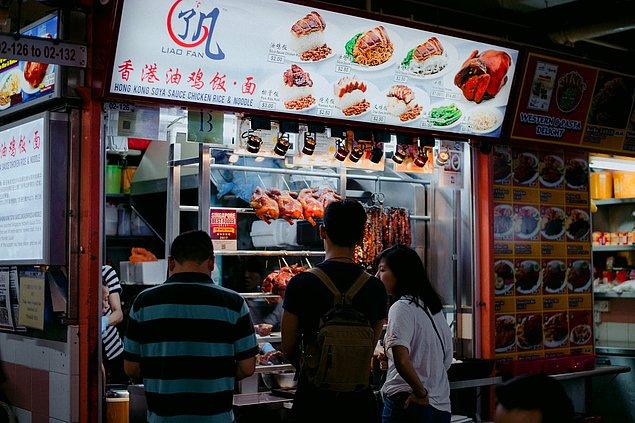 7. "Singapur'da yaşıyorum ve fast food restoranlarında ve yemek alanlarında, "chopeing" adı verilen ve üstüne bir paket mendil koyarak masa rezerve edilen yaygın bir gelenek var. Bunu bilmeyen ve rezerve edilen bir masaya oturan turistler genellikle masayı rezerve eden kişilerden pis bakışlara maruz kalır."