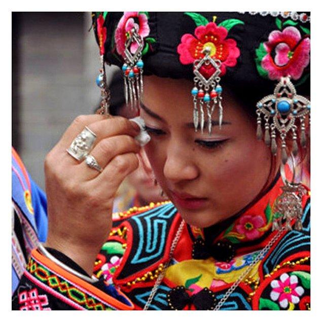 Tujia adetlerine ve geleneksel düğün törenlerine göre kadınların ailelerinden ayrıldığı için mutlaka ağlaması gerekiyor. Hatta bir gelin ne kadar güzel ağlarsa ona göre sahip olduğu zekası ve erdemi ölçülüyor!