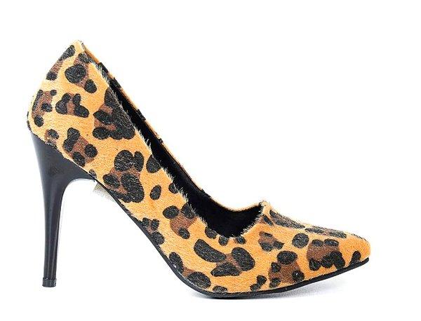 17. Siyah elbisenizin altına giyeceğiniz leopar desenli topuklu ayakkabınız ile tansiyonu yükseltebilirsiniz.