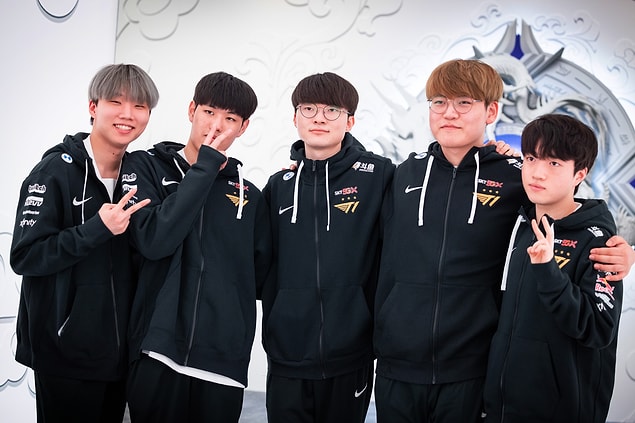 League of Legends Dünya Şampiyonasının ilk yarı finalisti Faker'lı T1 oldu.