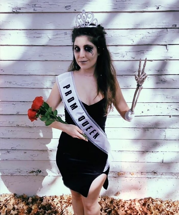 2. В прошлом году я сделала несколько костюмов на Хэллоуин, и этот, честно говоря, один из моих любимых. Я бы хотела постоянно носить свою скелетную руку