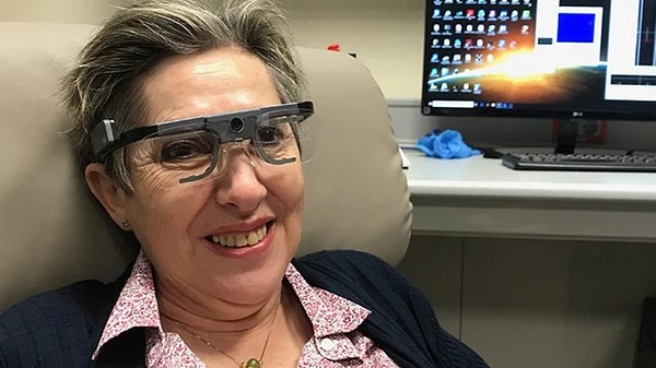 The Journal of Clinical Investigation'da bu hafta yayınlanan çalışmaya göre gözlükte bulunan kamera direkt olarak beynin görme merkezine yerleştirilen mikroelektrota görsel veri gönderiyor ve bu da kişinin görmesine olanak sağlıyor.