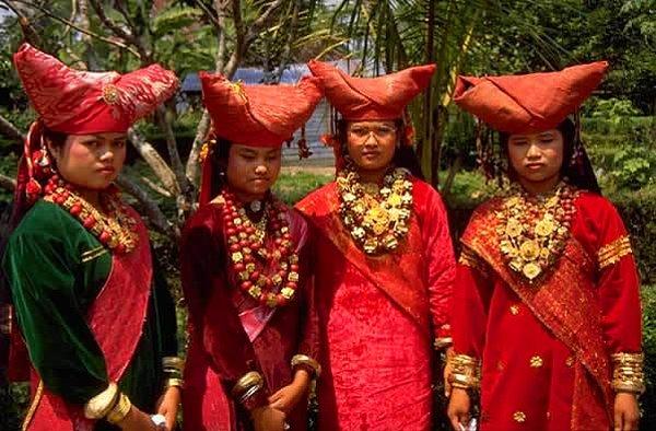 Minangkabau halkının geleneksel öğretileri ve adetlerinin en önemli noktası anaerkil bir toplum olmaları! Halkın tüm sosyal davranışlarını etkileyen bu noktanın en belirgin olduğu etkinlik ise düğün törenleri...
