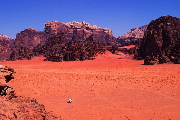 16. Aynı zamanda Arabistanlı Lawrence ve Marslı filmlerinin çekim yeri olan Ürdün'deki ünlü Wadi Rum vadisine karar verdiler.
