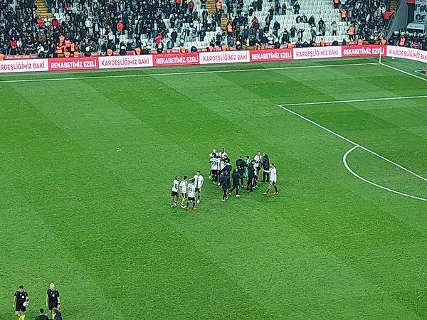 Beşiktaşlı futbolcular, son düdüğün ardından penaltıyı kurtaran kaleci Ersin Destanoğlu'na koştu.