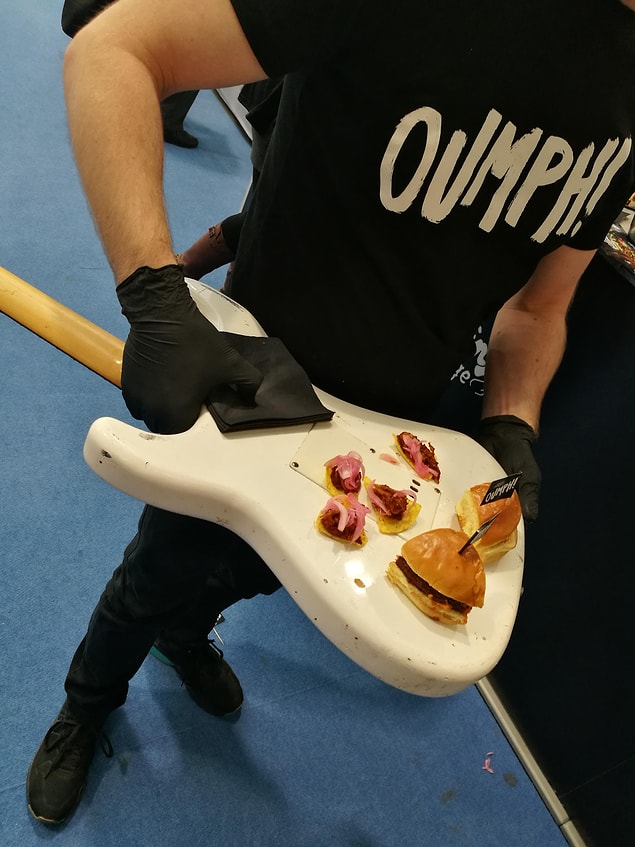 36. "Elektro gitar üzerinde sunulan nachos ve vegan burgerler."