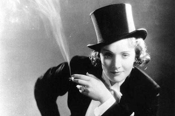 3. 1908 yılının tutucu ruhunda, New York'ta kadınların kamuya açık alanlarda sigara içmesi yasaklanmıştı. Sadece kadınlara özel bu yasak, ancak 19 yıl sonra 1927'de sona erebildi...