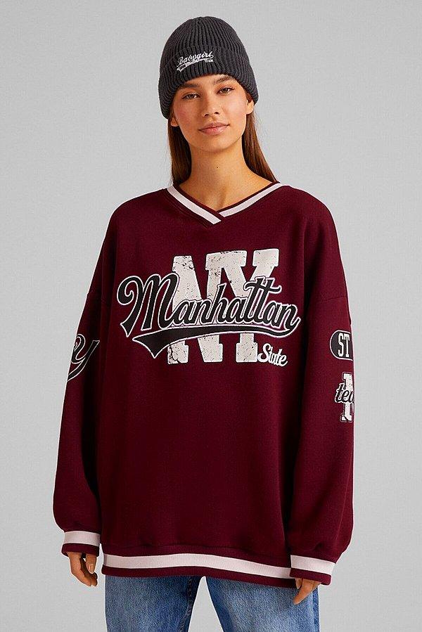 20. Manhattan yazılı bordo sweatshirt, kolej stili giyinmekten hoşlananlar için güzel bir parça.