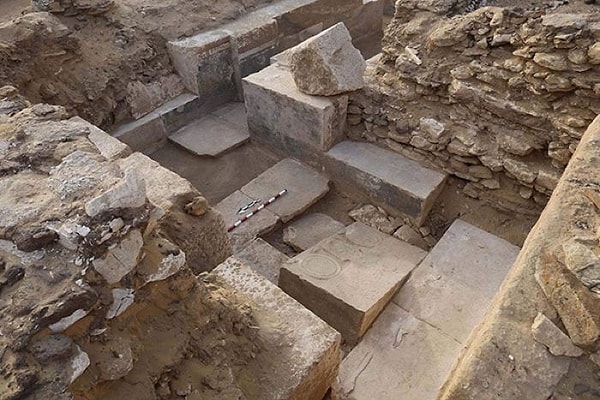 2019'da keşfedilen Khuwy adlı eski bir Mısırlı asilzadenin mumyalanmış cesedi, eski Mısırlıların daha önce düşünülenden 1000 yıl önce ölülerini karmaşık mumyalamalar yaptıklarını gösterdi.