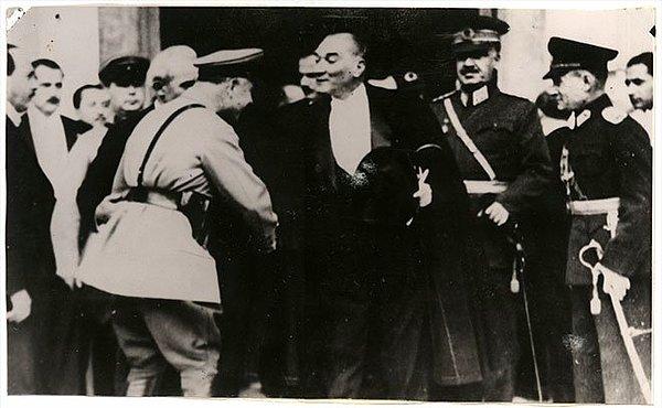 7. Sovyet Heyeti Başkanı Kliment Yefromoviç Voroşilov ve Atatürk cumhuriyetin 10.yıl kutlamalarında, Ankara, 1933.