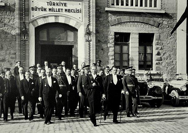 16. Atatürk ve yöneticiler TBMM'den çıkarken, Ankara, 1929.