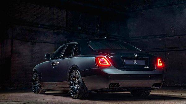 Tam 44.000 farklı renk seçeneği ile kullanıcılara sunulan Rolls-Royce Black Badge Ghost, istek karşılığında benzersiz renklerden de oluşturulabiliyor.