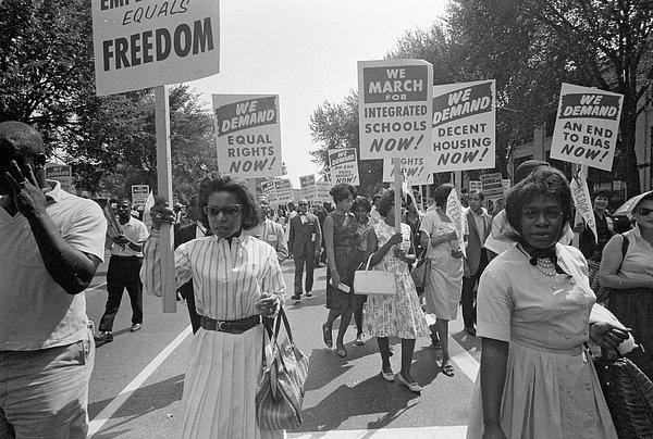 5. Irklar arası eşitliği ve siyahilerin eğitim özgürlüğünü savunarak, ırkçılığı protesto eden bir grup Afrikalı Amerikalı.