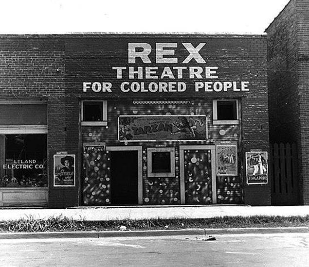 8. ''Renkli'' insanlar için yapılmış tiyatro.