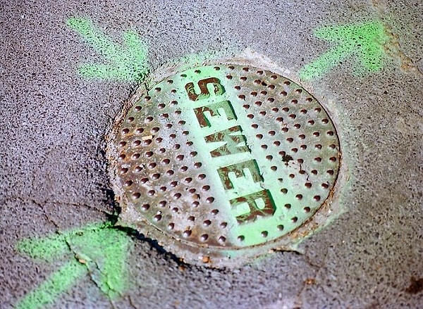 10. С момента падения Римской империи до середины 19 века ни в одном городе Европы не было канализационной системы для удаления человеческих фекалий. Городские планировщики не строили канализацию, пока в 1855 году не было доказано, что причиной всех эпидемий холеры была питьевая вода, загрязненная человеческими фекалиями