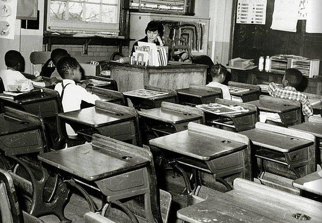 15. Okullara siyahi öğrencilerin kabul edilmesiyle, aileleri tarafından okula gönderilmeyen diğer öğrenciler sebebiyle boşalan bir sınıf.