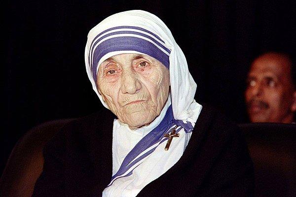 Ancak bu tür görüşler için bazı eleştiriler almasına rağmen, Rahibe Teresa hayattayken tartışmalardan kaçınmada çoğunlukla başarılı oldu.