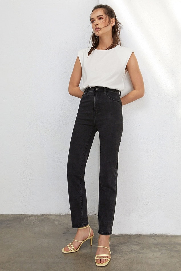 14. Dolabınızda mutlaka koyu renk bir mom jeans bulunmalı!