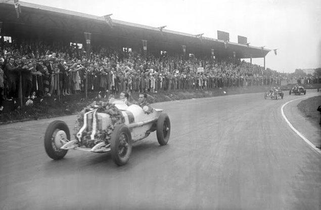 Ama otoyolun 10 kilometresi oldukça etkin kullanıldı ve 1926 yılında Almanya'nın ilk Grand Prix'i yapıldı.