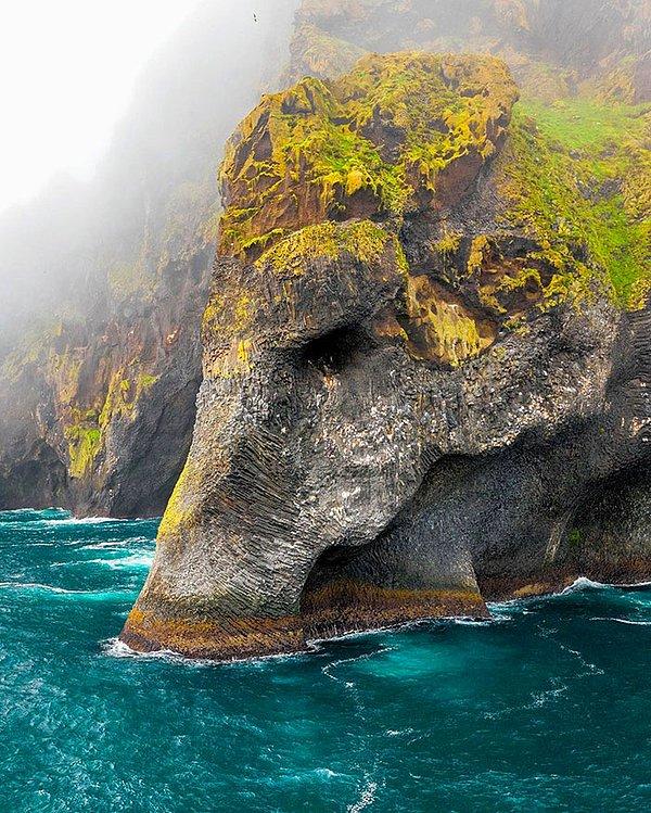 10. Heimaey Adası yakınlarında bulunan ünlü Fil Kayalığı: