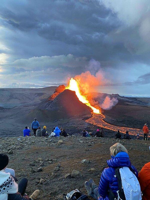 15. "Son zamanlarda sürekli patlama yaşanan bu aktif volkanı izlemeye gittik."