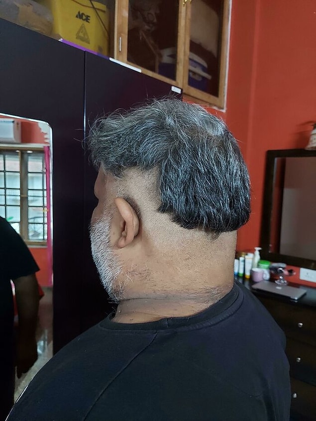 4. Dokuz yıl önce kuaförlük eğitimi alan anne, oğlunun saçını kesmiş. Hoş bir çaba diyelim.
