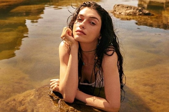 Oyuncu Hazar Ergüçlü Kasık Dekoltesiyle Sosyal Medyayı Salladı!