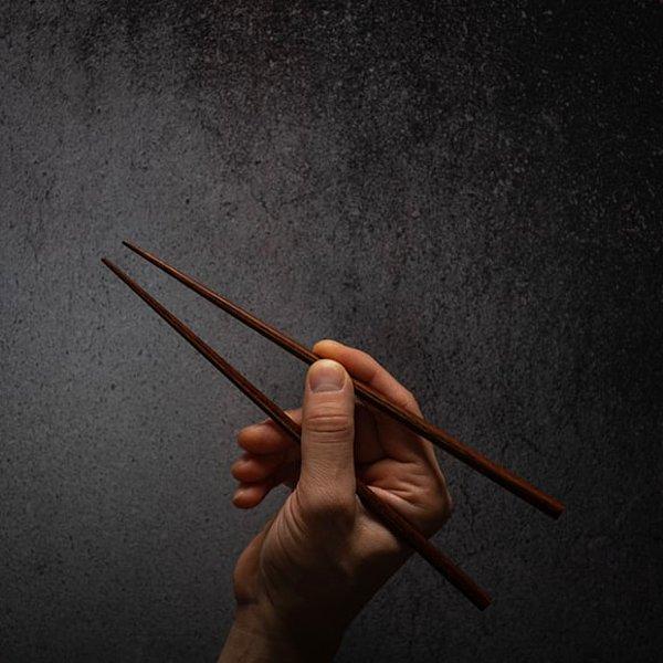 1. Japonya'da chopstickler yemeğinize sıkışmamalı ve chopstickler birbirine karışmamalıdır. Bunun nedeni, bunların sadece cenazelerde yapılan ritüeller olması ve bunların normal bir öğünde masada yapılması kötü olarak karşılanan hareketler olmasıdır.