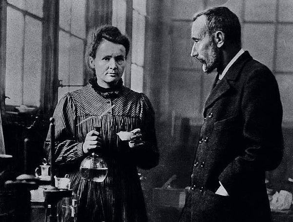 10- Radyolojiyi kuran ve bu yolda bir ömür harcayan çift: Marie ve Pierre Curie.