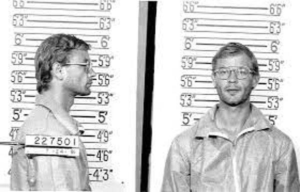 14. "Jeffrey Dahmer, çocukluğunda ailesi tarafından ihmal edilmiş ve hapse atılmadan önce annesini 10 yıl boyunca görmemişti. Hüküm verilirken babası ve üvey annesi vedalaşıp sarılmak için 10 dakika istedi. Babası onu sık sık hapishanede ziyaret etti ve annesiyle haftalık telefon görüşmeleri yaptı."