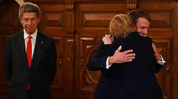 Macron, Merkel'e en üst düzey nişan olan "Legion d'Honneur"ü verdi.