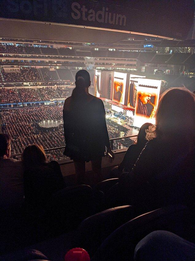 6. "Bu kadın tüm konserde bu şekilde ayakta dikildi. Hiç kimse ayakta değilken bile o orada durdu."
