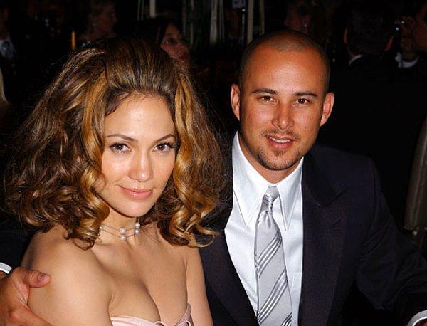 11. 2001'de dansçısı Cris Judd ile evlenen ve tüm düğün masraflarını kendisinin karşıladığını söyleyen şarkıcı Jennifer Lopez'in evliliği 8 ay sürdü.