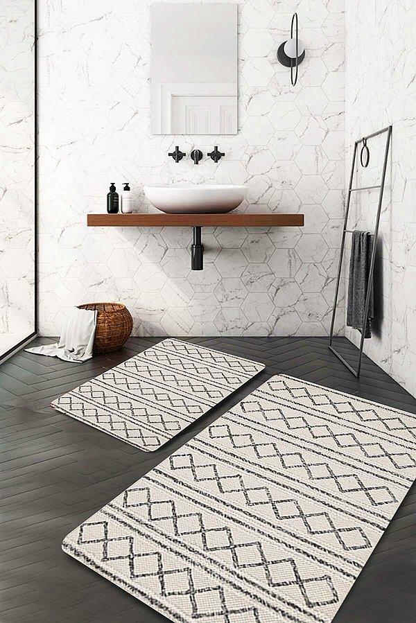 10. Geometrik çizgili gri beyaz banyo seti.