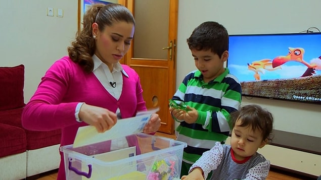 Dernek ayrıca sunucunun, pedagoji konusunda bilgisi olmayan halkı istismara maruz bıraktığını söylüyor.