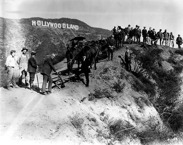 1940'larda, ülke Buhran'dan kurtulurken, Hollywood Ticaret Odası, kültürel statüsü nedeniyle işaretin kurtarılmaya değer olduğuna karar verdi.